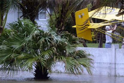 Un habitante de la poblacin de casas mviles de San Pedro, en el cayo de Florida Islamorada, trata de poner su avioneta a buen recaudo ante la llegada de los fuertes vientos y tormentas que trae consigo Rita.