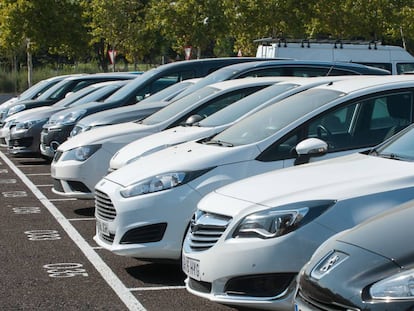 Una fila de coches en la compañía ALD, una empresa dedicada al renting. 