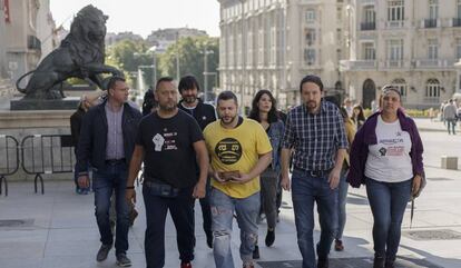 Pablo Iglesias junto a trabajadores de Amazon, en Madrid.