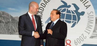 El primer minsitro sueco, Fredrik Reinfeldt, y el primer ministro italiano, Silvio Berlusconi, posan para la prensa antes del almuerzo de trabajo celebrado en el primer día de la Cumbre del G-8