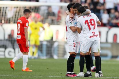 Lamela celebra con Óliver Torres y Acuña su gol, el del triunfo, del Sevilla ante el Almería.