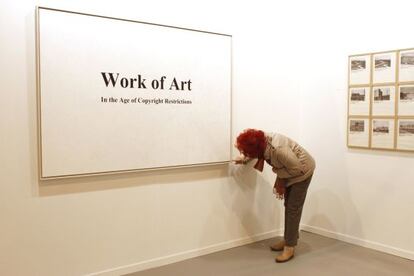 La galerista Juana de Aizpuru ante una pieza de Rogelio López Cuenca, en el último Arco.