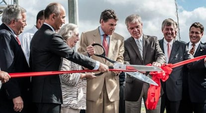 Acto de inauguraci&oacute;n de la SH 130 en Texas, a cargo del gobernador de Texas, Rick Perry. A la izquierda, el  presidente de Ferrovial, Rafael del Pino