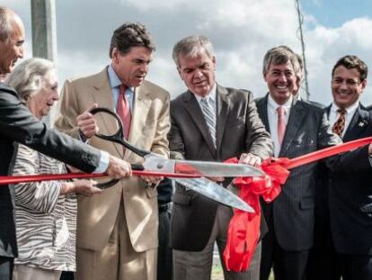 Acto de inauguraci&oacute;n de la SH 130 en Texas, a cargo del gobernador de Texas, Rick Perry. A la izquierda, el  presidente de Ferrovial, Rafael del Pino