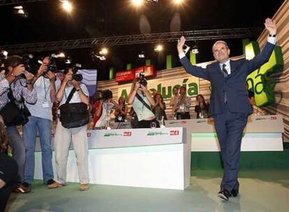 Manuel Chaves, a su llegada al XI Congreso del PSOE de Andalucía, ayer en Granada.