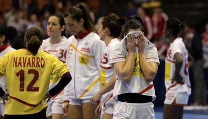 Las jugadoras españolas se lamentan tras el partido. 