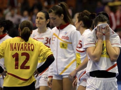 Las jugadoras españolas se lamentan tras el partido.