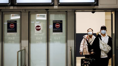 Passengers from Beijing arriving in Paris.