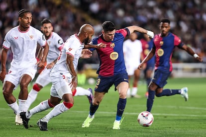 Robert Lewandowski, en acción, durante el partido de la Liga ante el Sevilla de este domingo.