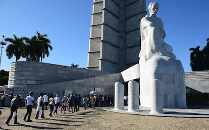 Se espera que este lunes empiecen a llegar a La Habana los presidentes y personalidades para los actos de despedida de Fidel Castro. En la imagen, personas hacen fila para rendir homenaje a Fidel Castro, en La Habana.