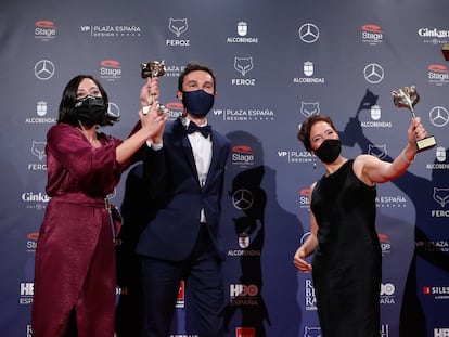 Desde la izquierda, los productores de 'Las niñas', Lara Pérez Camiña, Alex Lafuente y Valérie Delpierre, y su directora y guionista, Pilar Palomero, con sus premios Feroz.