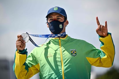 Kelvin Hoefler com sua medalha de prata.