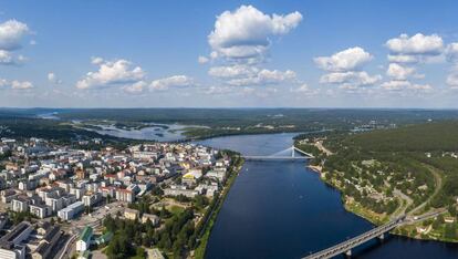 Vista aérea de la ciudad de Rovaniemi, en el norte de Finlandia.