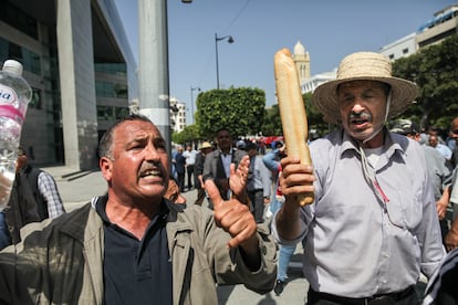 Un manifestante sostiene una barra de pan durante una protesta en Túnez el pasado 15 de mayo contra el presidente, Kais Said.