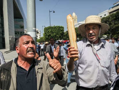 Un manifestante sostiene una barra de pan durante una protesta en Túnez el pasado 15 de mayo contra el presidente, Kais Said.