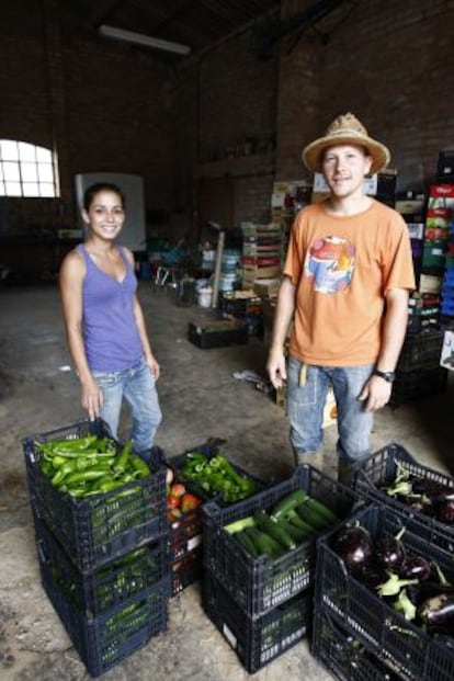 Sergi Camps ha dejado la arquitectura por un huerto ecológico que cultiva con Noèlia, su novia.