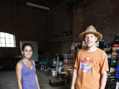 Sergi Camps ha dejado la arquitectura por un huerto ecológico que cultiva con Noèlia, su novia.