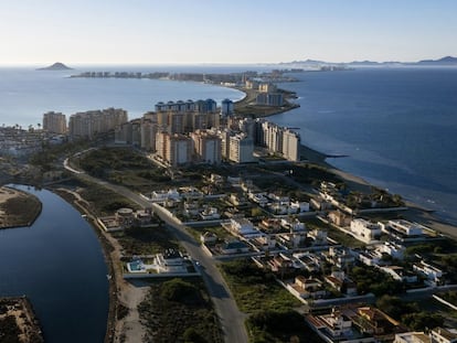 Edificios de La Manga, en la estrecha banda de tierra que separa el Mar Mediterráneo de la laguna del Mar Menor.