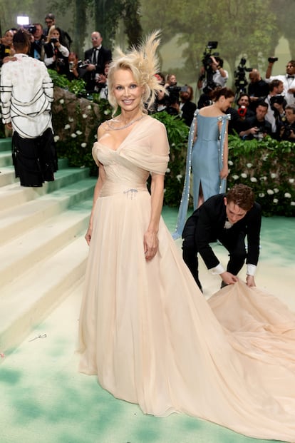 Pamela Anderson se decantó por un original peinado y un sobrio vestido en color 'nude' de Oscar de la Renta.