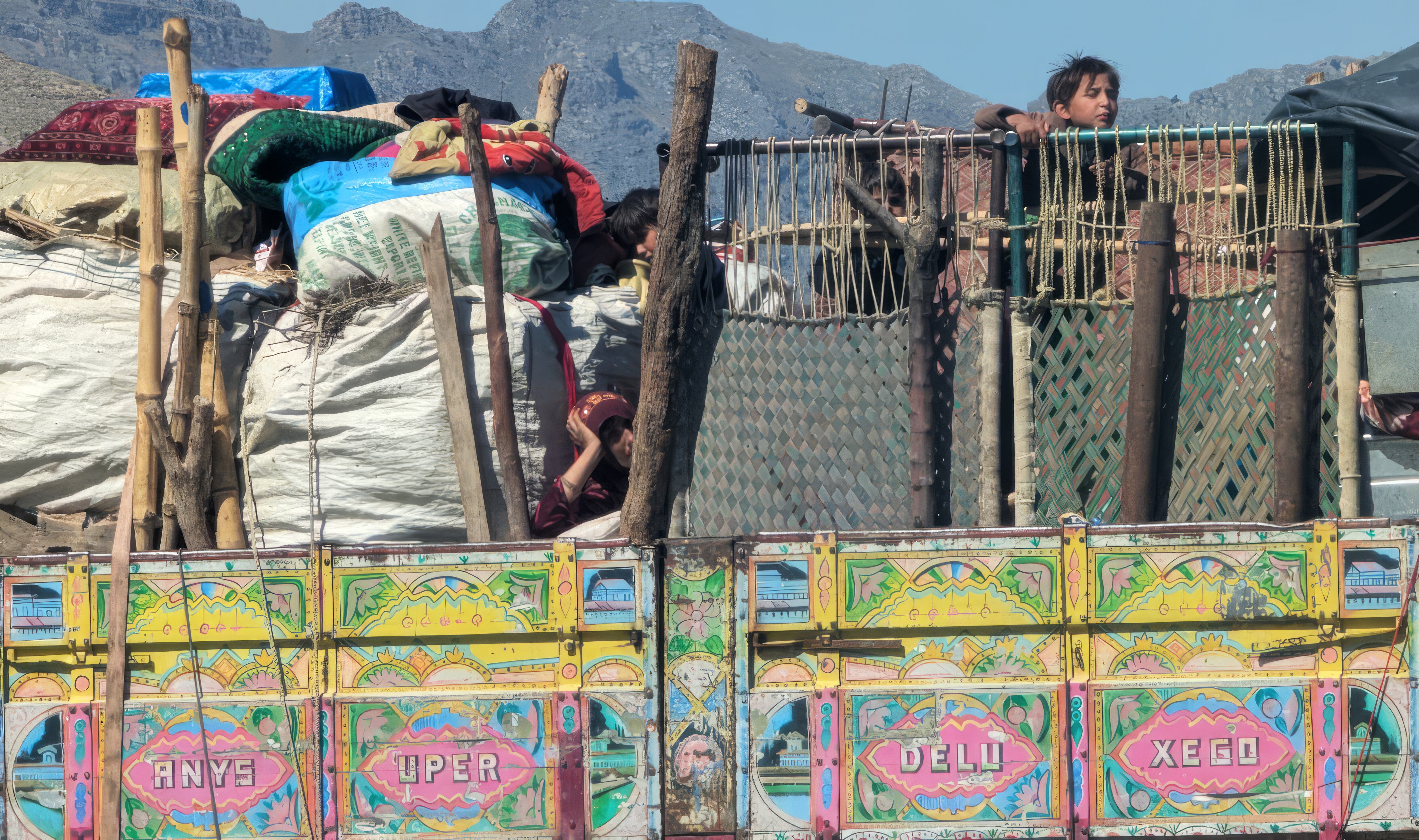 La expulsión masiva de afganos de Pakistán desborda la frontera y deja a miles de niñas sin escolarizar de un día para otro