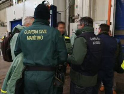 Guardias Civiles e inspectores veterinarios de la Xunta, durante uno de los registros.