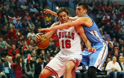 Pau Gasol, defendido por un jugador de los Nuggets.