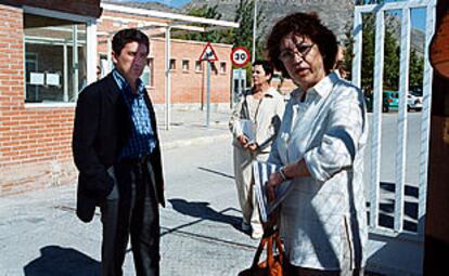 Justo González, Mercedes Gallizo (al fondo) y Juana Serna, ayer, a las puertas de la prisión de Fontcalent.
