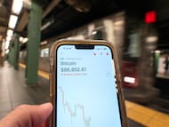 Una persona revisa el movimiento de bitcoin en una aplicación móvil, en Nueva York.