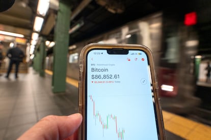 Una persona revisa el movimiento de la criptomoneda Bitcoin en una aplicación móvil, en Nueva York (EE UU).