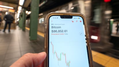 Una persona revisa el movimiento de la criptomoneda Bitcoin en una aplicación móvil, en Nueva York (EE UU).