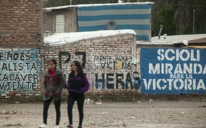 Campaña política en los muros de un barrio de la periferia en Mendoza.