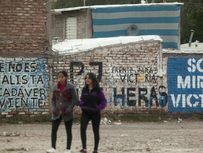 Campaña política en los muros de un barrio de la periferia en Mendoza.