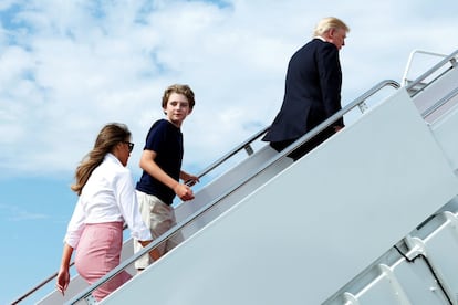 O presidente Trump, a primeira dama, Melania Trump, e seu filho Barron embarcam no Air Force One na base Andrews, em Maryland, para passar uma semana no Trump National Golf Club, no dia 30 de junho de 2017.