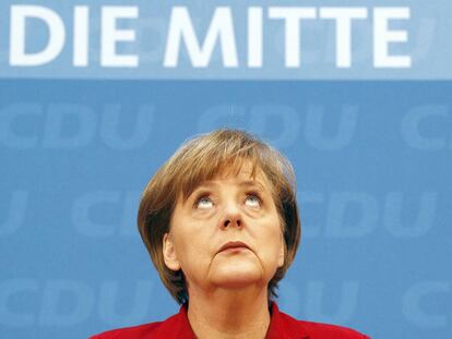 La canciller Merkel comparece ante la prensa tras la reunión de su partido, en Berlín.