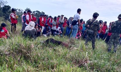 Presuntos miembros de las guardias campesinas de las veredas Chuapal y Bocas de Caño Cafra durante la interceptación a miembros del Ejercito Nacional, en San José del Guaviare, el 10 de agosto de 2024.