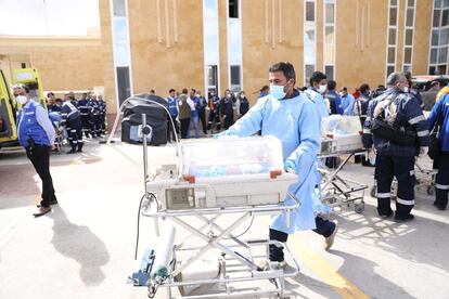 Los médicos de un hospital de Gaza trasladan en sus cunas a algunos bebés pelestinos en ambulancias con destino a la frontera egipcia de Rafah. 