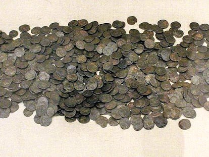 Monedas romanas falsas halladas en Casas de Reina (Badajoz).