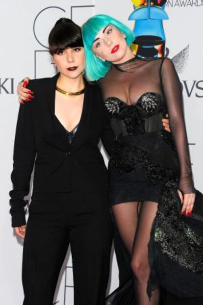 Lady Gaga, con su hermana, Natali Germanotta, en los premios de moda CFDA en Nueva York, en junio del año pasado.