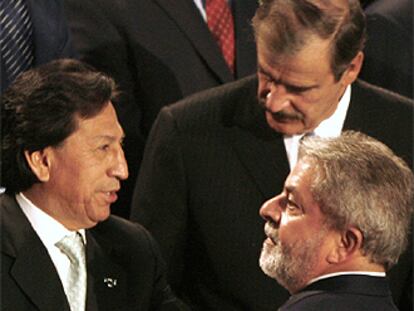 Alejandro Toledo (izquierda) conversa en Viena con Vicente Fox y Lula da Silva.
