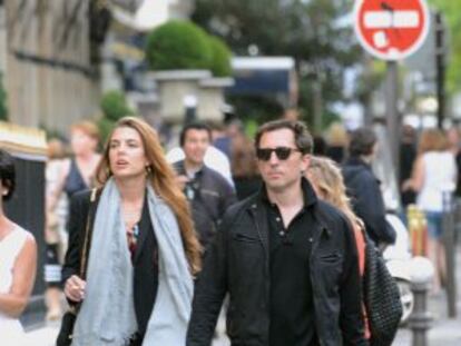 Carlota Casiraghi y Gad Elmaleh paseando por París en julio pasado.