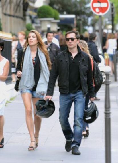 Carlota Casiraghi y Gad Elmaleh paseando por París en julio pasado.