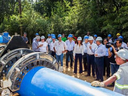 Alckmin em uma das obras do Alto Tiet&ecirc;.