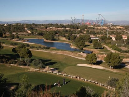 Terrenos donde esta previsto la implantaci&oacute;n de Bcn World, con Port Aventura al fondo.