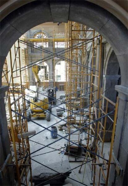 Reconstrucción del claustro de los Jerónimos, en la ampliación del Museo del Prado, en julio de 2004.