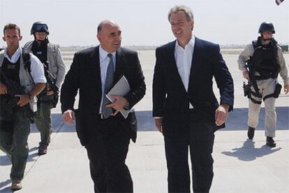 Tony Blair es recibido por el embajador británico en Irak, nada más aterrizar, esta mañana.