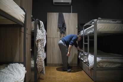 Un 'hostel' de Barcelona acoge a personas sin hogar durante el estado de alarma. Tras el cierre de hoteles, un Youth Hostel del Eixample de Barcelona, el Sweet Accommodations, acuerda dar cobijo a 17 personas y ofrecerles un programa de reinserción junto a la ONG Homeless Enterpreneur.