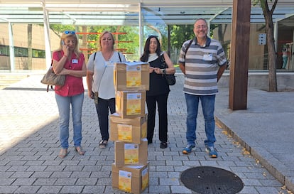 De izquierda a derecha: Teresa Jurado (UGT), Carmen Morillas (FAPA Giner de los Ríos), Isabel Galvín (CC OO) y Enrique Villalobos (FRAVM) llevan a la Asamblea de Madrid más 70.000 firmas de apoyo a una iniciativa legislativa popular para la climatización de las aulas en Madrid.