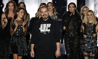 El diseñador español Duyos luce una sudadera de David Delfín al salir a saludar tras su desfile.