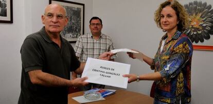 Cristina González entrega sus avales.