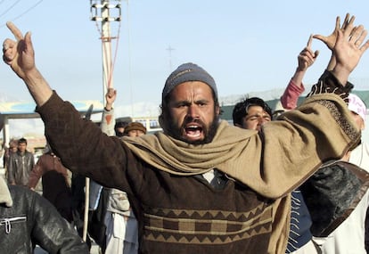 Unos hombres participan en un acto de protesta por la quema de ejemplares del Corán en una base de la OTAN, en Kabul.